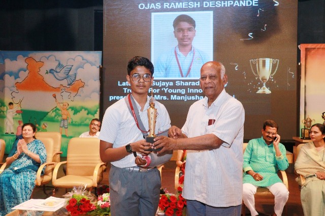 Ojas Ramesh Deshpande received Late Smt. Sujaya Sharad Kaisary Trophy For ‘Young Innovator’ presented by Mrs. Manjusha Mokashi.